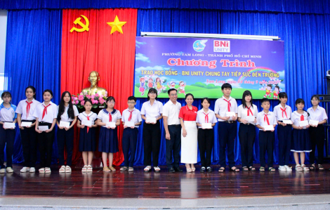 Trao học bổng “Tiếp sức đến trường” cho học sinh đặc biệt khó khăn tại phường Tam Long