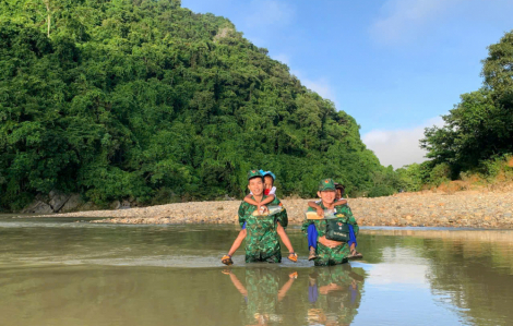 Chiến sĩ biên phòng vượt suối, băng rừng đưa học sinh đến trường khai giảng