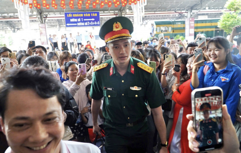 Ga Sài Gòn rực rỡ sắc cờ hoa, chào đón các chiến sĩ hoàn thành nhiệm vụ A80