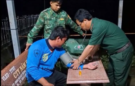 Ghe lưới bị chìm, 4 ngư dân trôi dạt trên biển ở Cà Mau