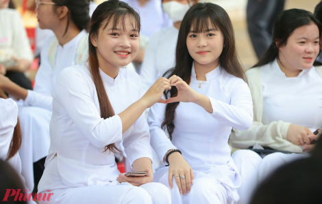 Báo Phụ nữ TPHCM và các đơn vị tặng hàng ngàn cuốn tập cho học sinh khó khăn Cần Thơ