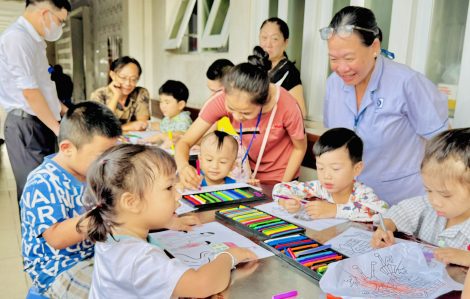 Ngày khai giảng đầy màu sắc của bệnh nhi