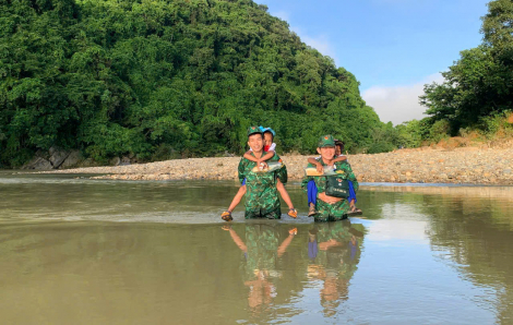 Chiến sĩ biên phòng vượt suối, băng rừng đưa học sinh đến trường