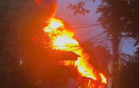 Cháy lớn ở một khu nhà xưởng tại Hà Nội, cột khói đen bốc cao hàng chục mét