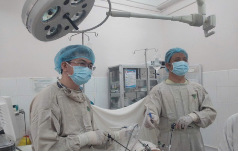 Mổ nội soi xử lý u buồng trứng “khủng” cho cô gái trẻ
