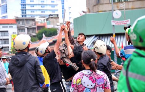 Dùng cả hung khí để tranh "giật cô hồn" gây náo loạn