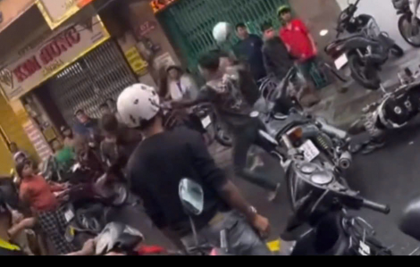 Xác minh nhóm người đánh nhau giữa đường, nghi do giật đồ cúng “cô hồn”