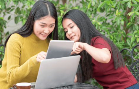 Con thân với bạn gái là mẹ đã mất con?