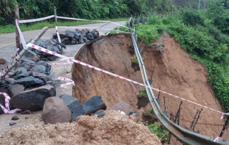 Quảng Ngãi: Mưa lớn kéo dài, tỉnh lộ 673 bị sạt lở nhiều điểm
