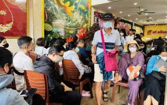 Nhiều người vẫn xếp hàng chờ mua vàng