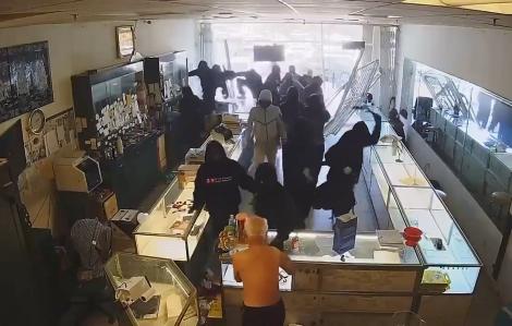 Hàng chục người bịt mặt xông vào đập phá, cướp tiệm vàng của người Việt ở Mỹ