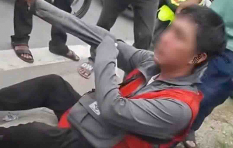 Nam shipper bị đánh chảy máu mũi vì không cho khách kiểm hàng