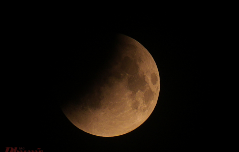 Người trẻ Hà Nội dùng smartphone săn "trăng máu"