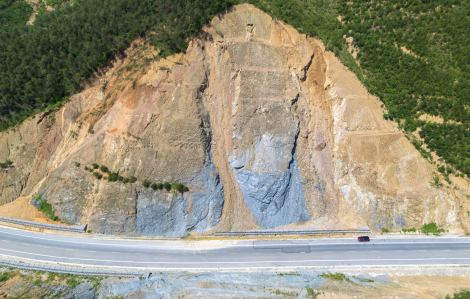 Thấp thỏm đi trên Quốc lộ “xuyên núi” bị sạt lở nham nhở sau mưa bão