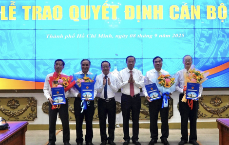UBND TPHCM bổ nhiệm nhân sự, trao quyết định nghỉ hưu cho nhiều cán bộ