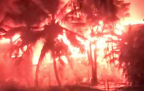 An Giang: Bà hỏa thiêu rụi 3 căn nhà nghi do thắp hương