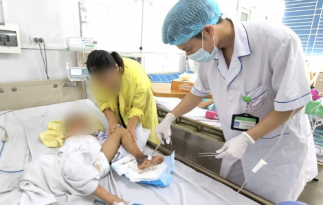 Đắp thuốc nam chữa mèo cắn, bé 4 tuổi nguy kịch