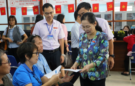 Đoàn Đại biểu Quốc hội TPHCM trải nghiệm thủ tục hành chính tại phường