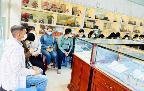 Thuê xếp hàng, lướt sóng: Thổi bùng cơn sốt giá vàng ảo