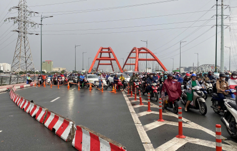 Kẹt xe nghiêm trọng trên cầu Bình Lợi và đại lộ Phạm Văn Đồng