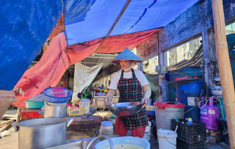 Chợ mất nóc sau bão, tiểu thương dựng lều buôn bán