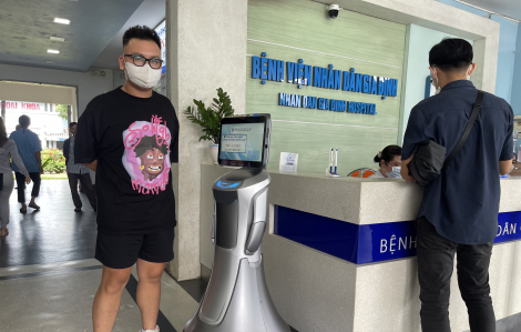 Bệnh nhân ngạc nhiên khi được robot dẫn đi khám bệnh