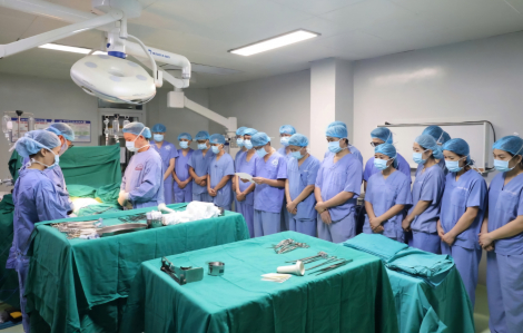 Khoảnh khắc y, bác sĩ lặng lẽ cúi đầu trước "món quà" hồi sinh 6 cuộc đời