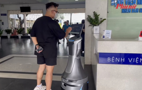 Người bệnh thích thú khi được robot dẫn đường tại bệnh viện
