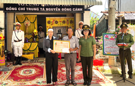 Trao Huân chương Bảo vệ Tổ quốc hạng Ba cho trung tá công an hy sinh ở Đắk Lắk