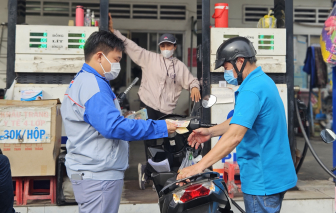 Giá xăng dầu tăng giảm trái chiều