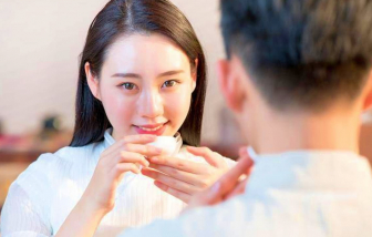 Người yêu của bạn thân bất ngờ hôn tôi
