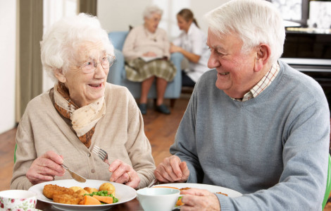 Ăn sáng muộn là tín hiệu cảnh báo về tuổi thọ ở người cao tuổi