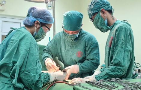 Bé gái 15 tuổi phát hiện mắc ung thư buồng trứng