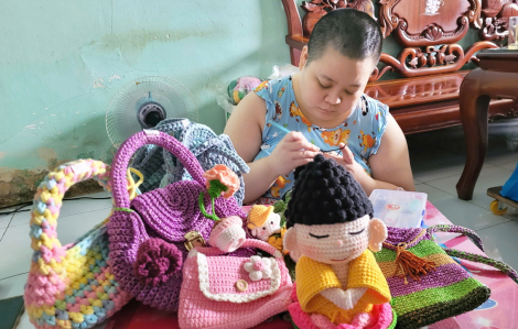 Cô gái khuyết tật và khát khao “đan” lại đời mình