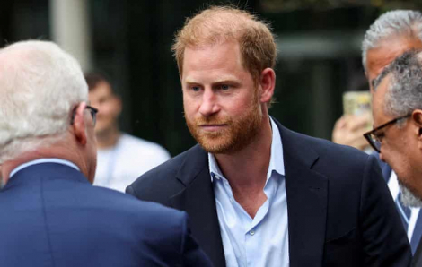 Hoàng tử Harry hội ngộ vua Charles sau 19 tháng