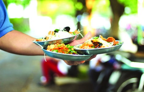 Ngồi bệt ăn gỏi khô bò ở Sài Gòn