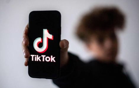 Pháp đề xuất cấm mạng xã hội đối với người dưới 15 tuổi