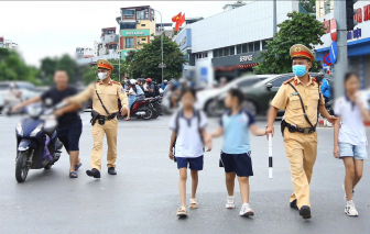 Hà Nội: Hàng loạt phụ huynh chở con đi học vi phạm giao thông bị xử lý