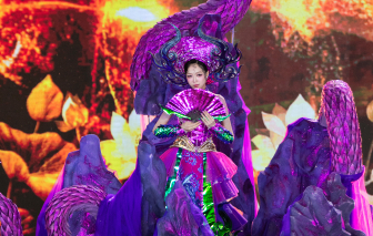 Thí sinh Miss Grand VietNam diễn trang phục văn hóa dân tộc dưới mưa
