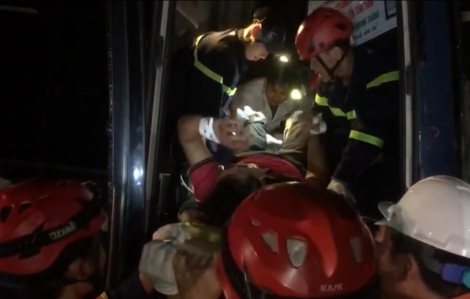 Giải cứu 12 người mắc kẹt trên xe khách gặp tai nạn
