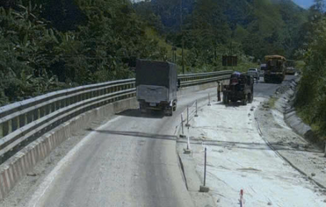 Mặt đường đèo Lò Xo hư hỏng nhiều hơn vì phải "gánh" quá nhiều xe chở quặng sắt từ Lào về