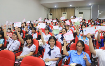Sáng nay (14/9), Báo Phụ nữ TPHCM trao bọc bổng “Nữ sinh hiếu học vượt khó” cho 237 nữ sinh