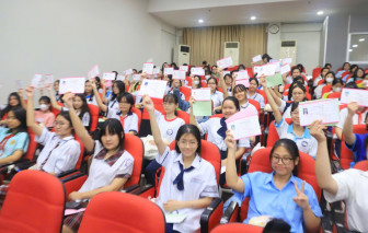 Sáng nay (14/9), Báo Phụ nữ TPHCM trao bọc bổng “Nữ sinh hiếu học vượt khó” cho 237 nữ sinh