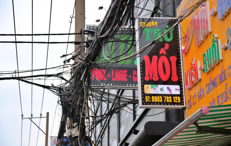 Nguy cơ cháy nổ từ hàng loạt bảng quảng cáo chằng chịt dây điện ở TPHCM