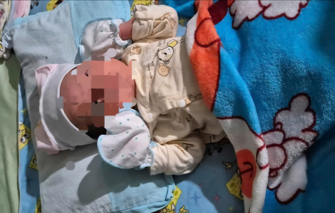 Bé trai 1 ngày tuổi bị bỏ rơi kèm bức thư nhờ nuôi giùm