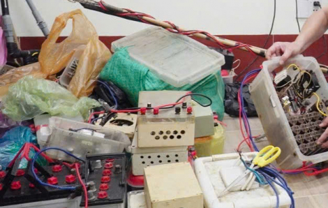 Người dân Cà Mau giao nộp vũ khí, dụng cụ xiệt điện sẽ được tặng quà