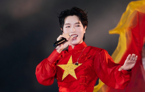 Đến Intervision 2025, Đức Phúc tặng nón lá cho các thí sinh quốc tế