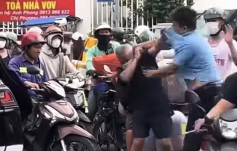 Thanh niên đi ô tô đánh người lớn tuổi ở ngã tư vì không được nhường đường