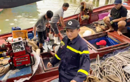 Cảnh sát kịp thời ứng cứu tàu cá của ngư dân đang chìm trên biển