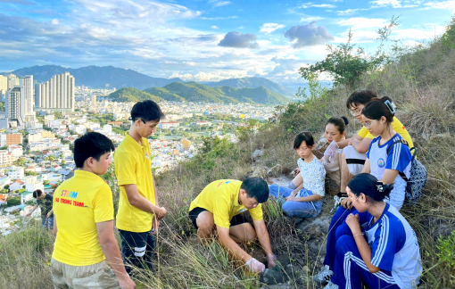 Lớp học trên non, gìn giữ màu xanh cho phố biển